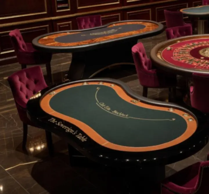Egyedi póker, blackjack és rulett asztalok elegáns kaszinó enteriőrben